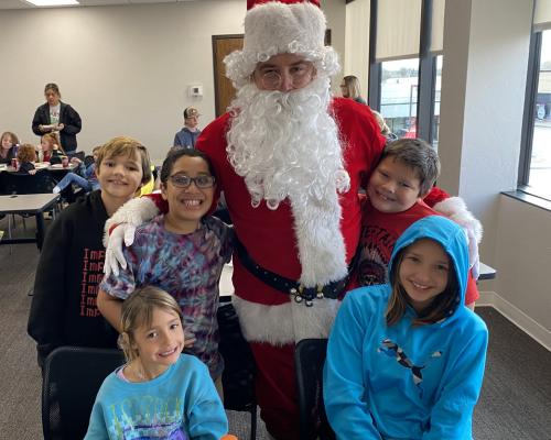 Jeremiah Guliams, Deklan Porter, Anna Giliams, Tye Wyrick, and Kenadee Guiliams with Santa Claus (Waylon Ford).