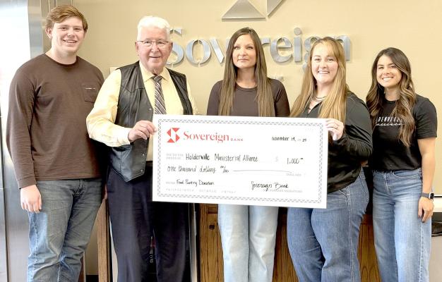 SOVEREIGN BANK OF HOLDENVILLE WAS HONORED TO PRESENT A $1,000 DONATION TO THE HOLDENVILLE MINISTERIAL ALLIANCE FOOD PANTRY. Pictured are Zane Peters and Earl Scroggins with the Holdenville Ministerial Alliance, along with Sovereign Bank Officers Lindsey Phillips, Breana Hester, and Alexa Robinson. We are proud to support the continued work they do for families in our community.