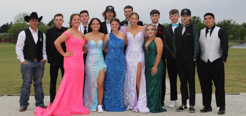 Seniors attending the Moss Junior Senior Prom were: Back row (boys): Dalton Robinson, Boe Jett, Caden Lee, Racer Mc-Bride, Trenton Golden, Gage Keesee, Manning Turner, Marcus Villarreal, Javen Factor. Front row (girls): Kami Richmond, Laci Story, Whittany Spangler, Willow Van Haren, Gracie Phillips.