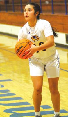 Holdenville’s Emma Mariott, made it tough for Prague’s zone defense in the Wolverines’ 40-27 win over the Red Devils. Emma made 6 shots from NBA 3 point range in the second half. Mariott led the Wolverines in scoring with 19 points.