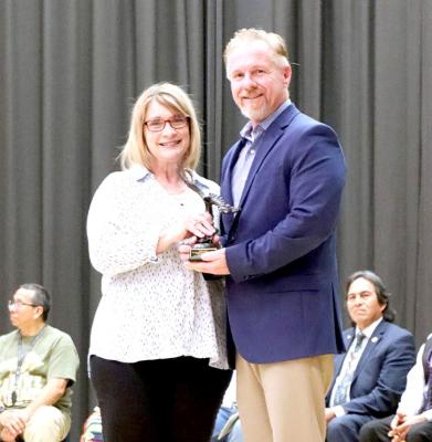 Beth Black presents the Floyd Johnson Award to Randy Davenport in honor of her father.
