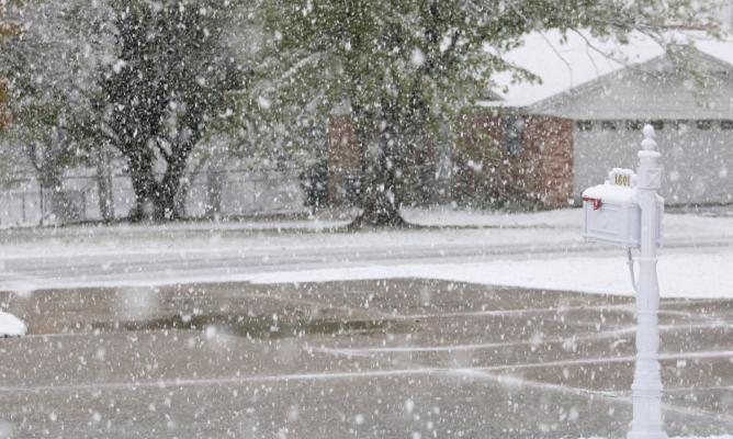 Holdenville received its first snowfall of the year on Monday this week. With a temperature of only 33º, the snow was so heavy that it began to accumulate very quickly.