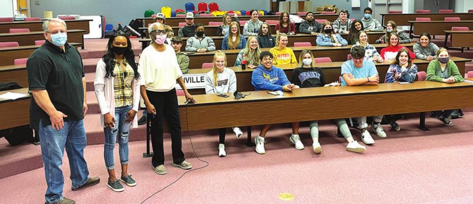 City Council Members Lynn Lantz, Jeanna Gordon, and Liz Clarks-Campbell meet with HHS Student Council Members.
