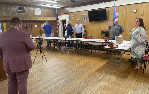 LOCAL ATTORNEY RYAN PITTS swears in new Holdenville City Council members at last Tuesday’s meeting.