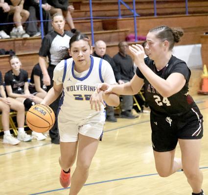 Holdenville’e Virginia Piza evades. an Atoks defender on her way to the basket.
