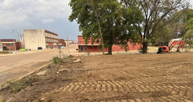 The houses at the corner of 7th and N. Oak have been removed. The site of major controversy in the past, now has fresh new beginning thanks to the town’s cleanup efforts