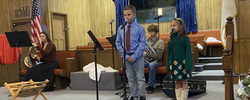 THE ROBINSON 5! Led by their Nana, Dayna Robinson on the piano, Peyton and Eli Robinson joined in with their horns as their little brother and sister, Augie and Penny, sang Silent Night. Peyton, Eli, Augie, and Penny are the children of Dane and :aura Robinson.