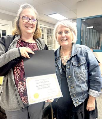Holdenville Librarian Kim McNaughten was honored last week by the Oklahoma Municipal League for 25 years of faithful service to the city of Holdenville. Thank you Kim!