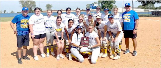 THE MOSS LADY PIRATES ARE FASTPITCH SOFTBALL DISTRICT CHAMPS! Front row: Kandess Bridger and Shay Stambaugh. Middle row: Manager Chloe Stacy, Joel Factor, Ava O’Kelley, Gracie Provence, Harlee Nolen, Gracelyn Wulf. Back row: Assistant Coach Russ Renfroe, Kaylee Wilkes, Paycee Van Haren, Tara Keesee, Leah Harjochee, Laney Moreno, Kara Mayfield, Elexis Stafford, Tanna Brown, Reese Harris, Head Coach Mark Qualls.