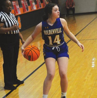 Holdenville guard, Cylee Null, looks to pass inside for an assist in the Wolverines’ game at Wewoka. Cylee scored 7 points in the contest.