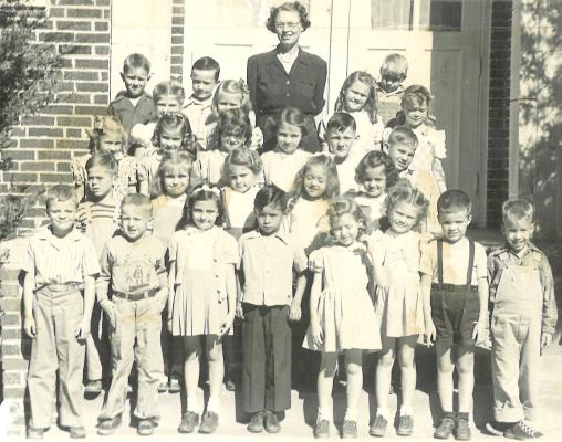 PICTURE FROM THE PAST.....1946 1st Grade - Central School - Miss Jewel Nichols, Teacher. Pictured left to right: Front Row: Roy Lee Fox, George Kernek?, Patsy White, ?, K Johnston, ?, William Warren, Jr., Bill Pryor. Row 2: Dean Mayfield, Dora Dell Sandlin, Vera Jean Clark, Nancy Moore, Charlotte Wall. Row 3: Glenda Bailey, ?, Billie Glover, Marilyn Bell, Jack Holmes, Tommy Puckett. Row 4: Mary Sherry, Paula Brock, Janice Rhoton, Norma Jean Robinson. Row 5: Tommy Thomas, Loy Gene Kyle, James.