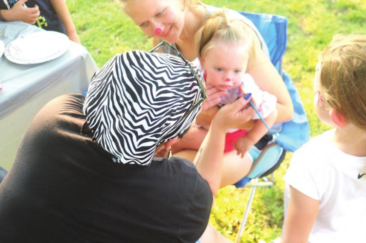AMY HUNTER PAINTS BABY TEAGUE’S FACE WITH MOM MORGAN